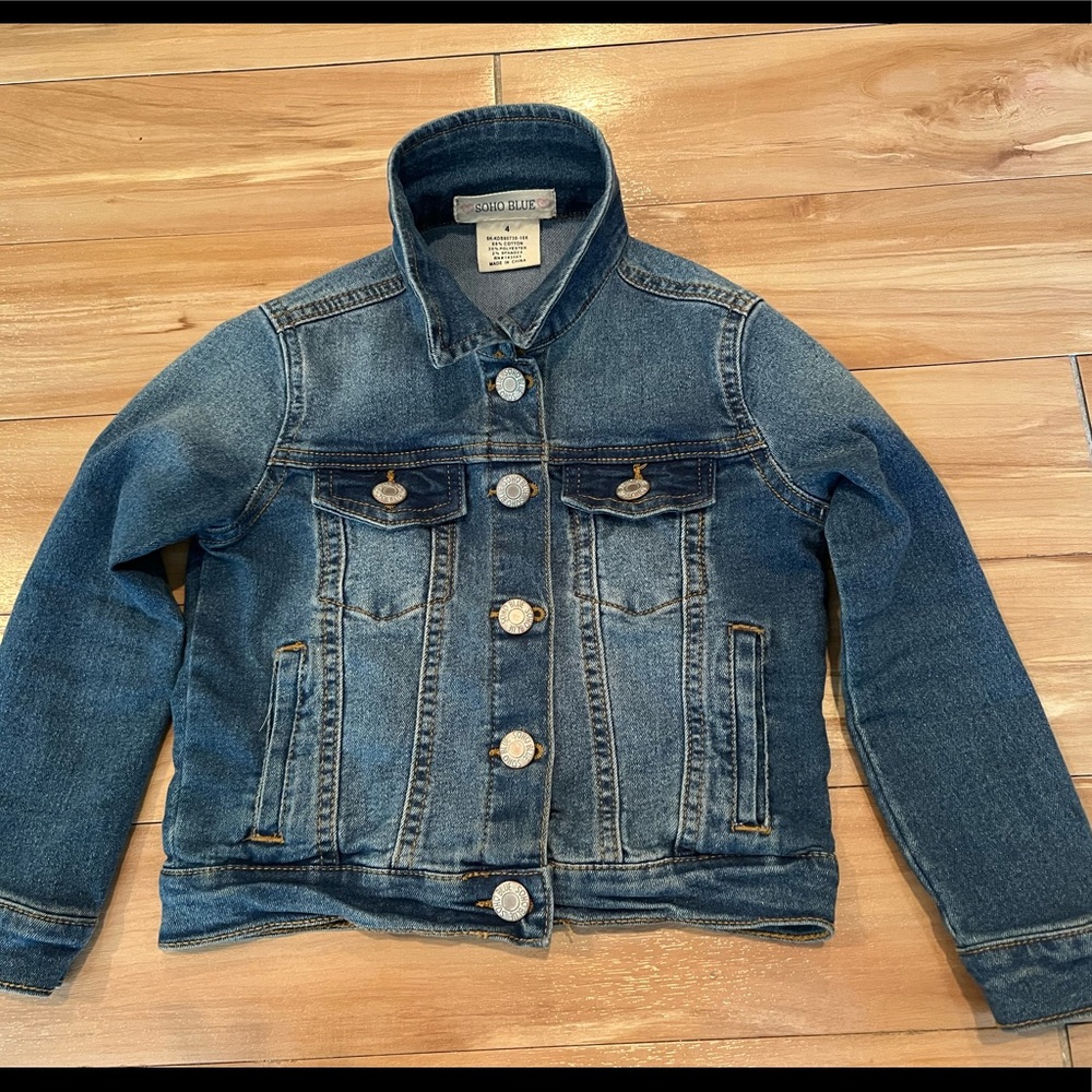 Soho Blue Medium Wash Jean Jacket size 4 EUC stretchy no stains, Super cute.